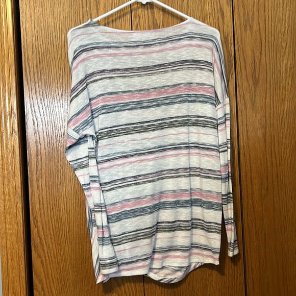 Beautique light weight tee - size small - Picture 5 of 5